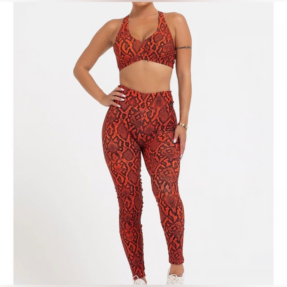 Lici Fit Snakeskin Scrunch Leggings & Athleisure Bra Set Red Size Small Cozy